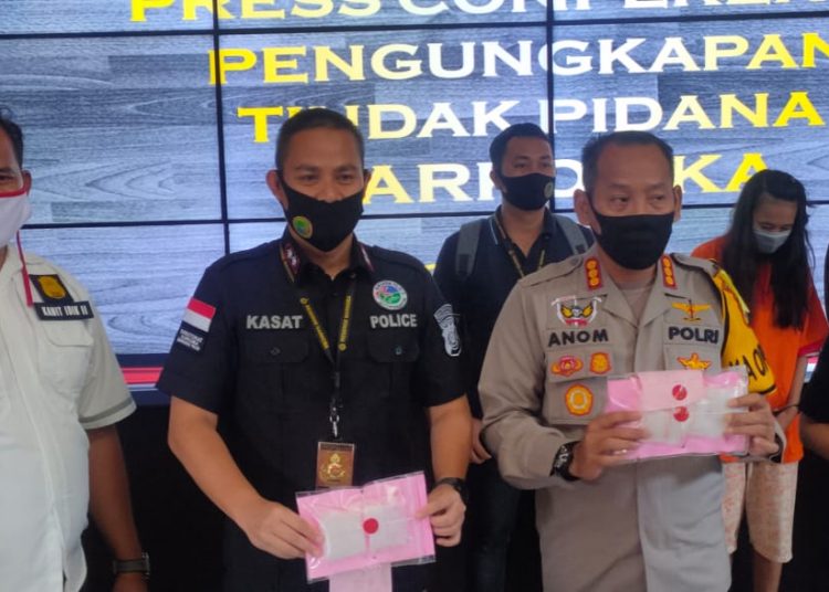 Kapolrestabes Palembang, Kombes Pol Anom Setyadji saat menunjukkan barang bukti narkoba. Foto: Fornews.co/Rusli
