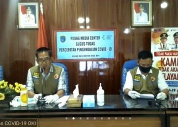 Jubir Gugus Tugas Percepatan Penanganan COVID-19 Kabupaten OKI, Iwan Setiawan didampingi Kepala Dinas Kominfo OKI, Alexander Bustomi. (fornews.co / rif)