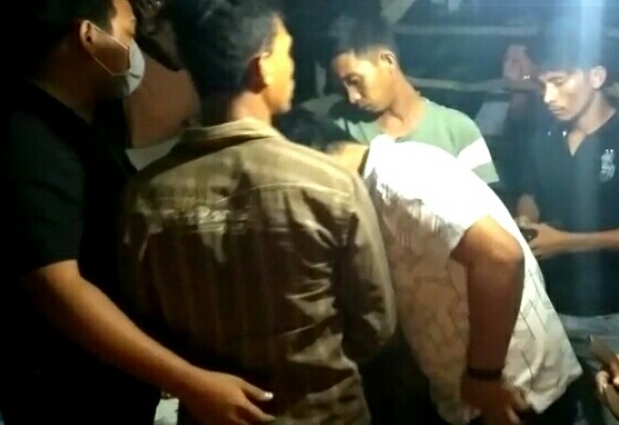 Pelaku saat ditangkap oleh tim gabungan Tekab 134 dan Unit Pidum Polrestabes Palembang. Foto: Istimewa