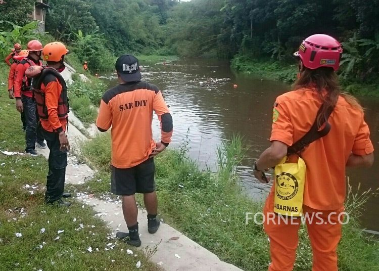 TIM SAR Gabungan melakukan penyisiran di sungai Bedog, Sidoarum, Godean, Sleman, Selasa (26/5/2020). (foto fornews.co/adam)