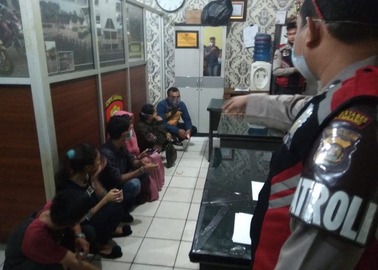 pasangan muda-mudi tak resmi saat dibawa ke Polrestabes Palembang, lantaran kedapatan 'ngamar' di penginapan. foto: Fornews.co/Rusli
