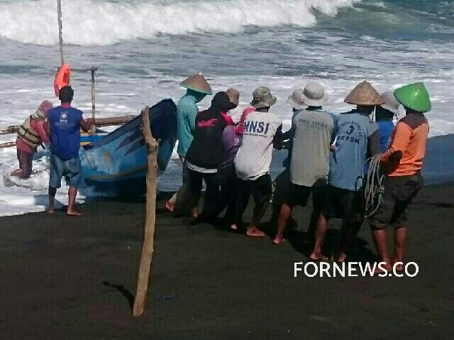 NELAYAN bergotong-royong menaikkan perahu usai melaut sejak pagi hingga menjelang siang, di Pantai Depok, Bantul, DIY, Ahad (24/5/2020). (foto fornews.co/adam)