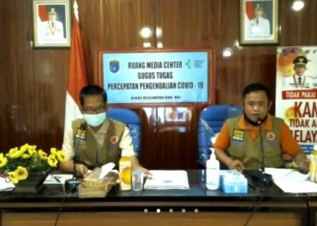 Kepala Diskominfo OKI, Alexander Bustomi bersama Juru Bicara Gugus Tugas COVID-19 Kabupaten OKI pada konferensi pers secara virtual. (foto : fornews.co / rif)