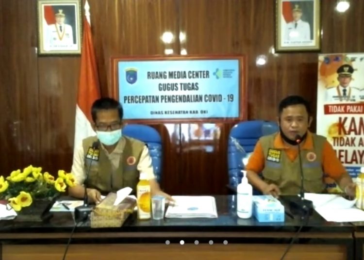 Kepala Diskominfo OKI, Alexander Bustomi bersama Juru Bicara Gugus Tugas COVID-19 Kabupaten OKI pada konferensi pers secara virtual. (foto : fornews.co / rif)