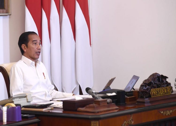 Presiden Joko Widodo saat memimpin rapat terbatas mengenai percepatan penanganan pandemi COVID-19 secara telekonferensi dari Istana Merdeka, Jakarta, Senin (11/05). (fornews.co/bpmi setpres/rusman)