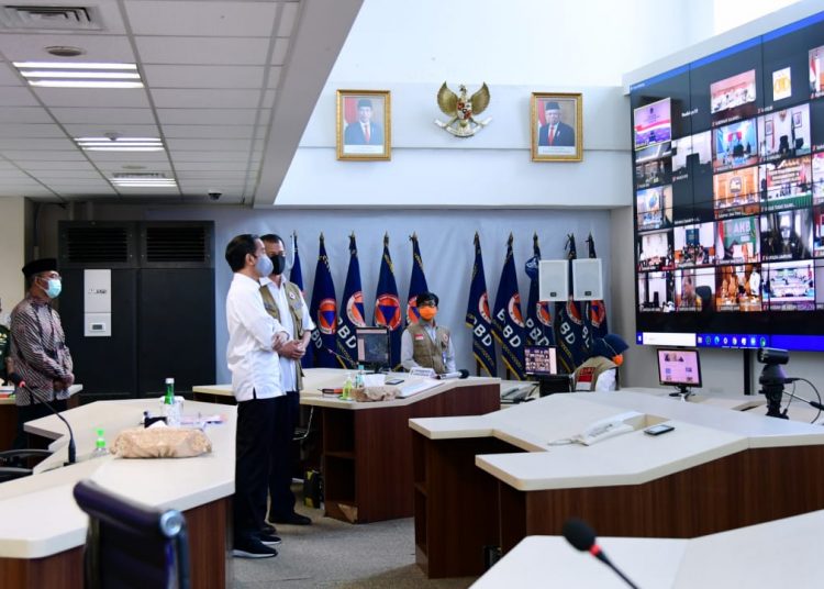 Presiden Joko Widodo didampingi Ketua Gugus Tugas Doni Monardo saat meninjau kantor Gugus Tugas Percepatan Penanganan COVID-19 di Graha Badan Nasional Penanggulangan Bencana (BNPB), Jakarta Timur, Rabu (10/06). (fornews.co/bpmi setpres/muchlis jr)