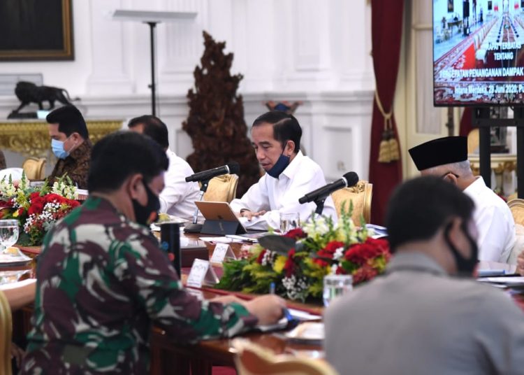 Presiden Joko Widodo saat memimpin rapat terbatas evaluasi penanganan pandemi dalam rangka percepatan penanganan COVID-19 di Istana Merdeka, Jakarta, Senin (29/06). (fornews.co/bpmi setpres/lukas)