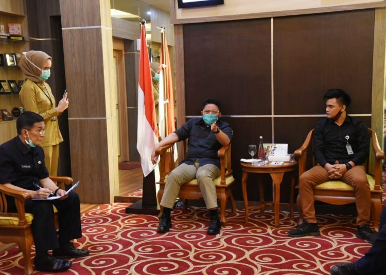 Gubernur Sumsel, Herman Deru saat menerima perwakilan mahasiswa di ruang di ruang rapat gubernur, Kamis (11/6). (fornews.co/humas pemprov sumsel)