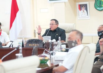 Bupati Muba, Dodi Reza Alex saat memimpin Rapat Koordinasi Pencegahan dan Pengendalian Bahaya Karhutla di Kabupaten Muba, Senin (22/6). (fornews.co/humas pemkab muba)