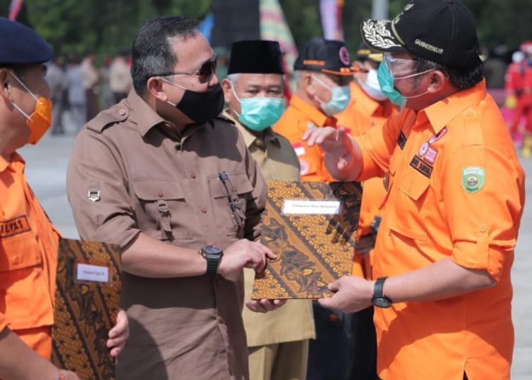 Gubernur Sumsel Herman Deru dan Bupati Muba Dodi Reza Alex, saat Apel Kesiapsiagaan Personel dan Peralatan Penanggulangan Karhutbunlah di Kebun Raya Sriwijaya, Indralaya, Selasa (30/6). (fornews.co/humas pemkab muba) 