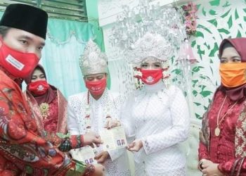 Wakil Bupati Muba, Beni Hernedi, bersama kedua mempelai usai menjalani prosesi akad nikah di KUA Sekayu, Minggu (14/6). (fornews.co/humas pemkab muba)
