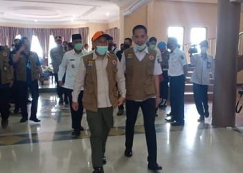 Bupati OKI, H Iskandar SE beserta rombongan saat meninjau Hotel Kembar di Kawasan wisata Danau Teluk Gelam yang baru direnovasi. (IST)
