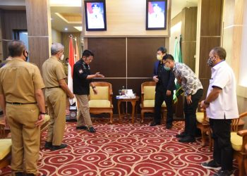Gubernur Sumsel, Herman Deru, saat menerima Dirut PT BCI, Rusydi dan rombongan, di ruang kerja Gubernur Sumsel, Senin (15/6) sore. (fornews.co/humas pemprov sumsel)