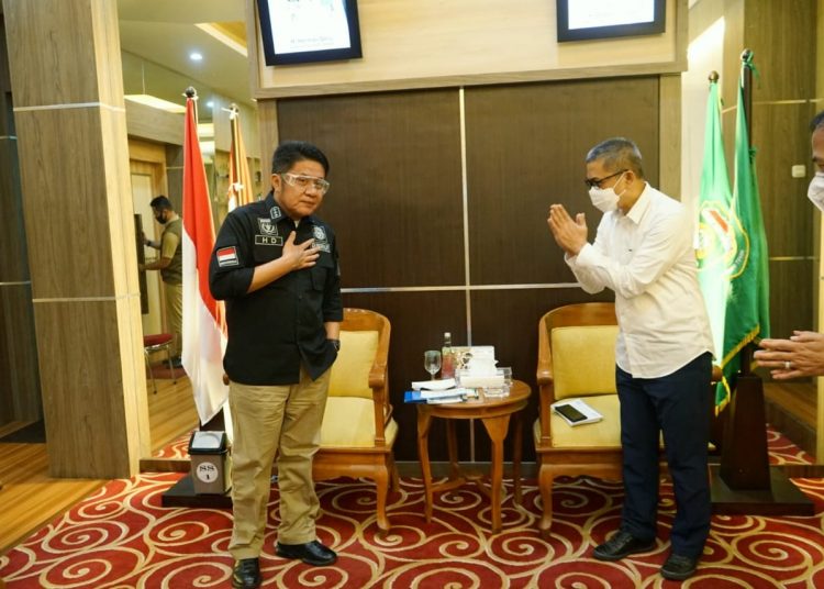 Gubernur Sumsel, Herman Deru, saat menerima Direktur PTPN VII Doni P Gandamiharja dan jajaran, di ruang kerja Gubernur Sumsel, Senin (15/6) sore. (fornews.co/humas pemprov sumsel)
