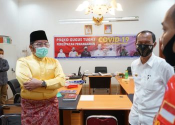 Gubernur Sumsel, Herman Deru bersama Wali Kota Palembang Harnojoyo, usai sosialisasi perubahan peraturan PSBB tahap II Kota Palembang, di Rumah Dinas Wali Kota Palembang, Jumat (5/6) siang. (fornews.co/humas pemprov sumsel)