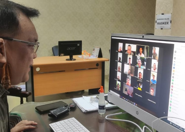 Manajer Babel Muba United Achmad Haris saat melakukan virtual meeting dengan pemain dan pelatih, Selasa (02/06). (fornews.co/media officer babel muba united)