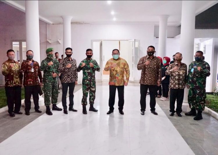 Bupati Muba Dodi Reza Alex berfoto dengan Kasdam II/ Sriwijaya Brigjen TNI Muhammad Zamroni yang melakukan kunker ke Muba, Senin (01/06). (fornews.co/humas pemkab muba)