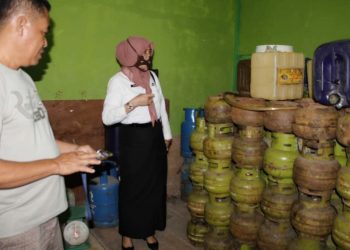 Plt Kepala Disdagperin Muba Azizah saat mengecek salah satu pangkalan gas di Sekayu, belum lama ini. (fornews.co/humas pemkab muba)
