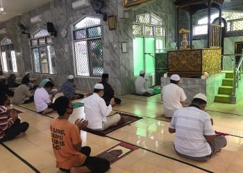 Pelaksanaan ibadah di Masjid Agung Sholihin Kayuagung, Kamis (04/06). (IST)
