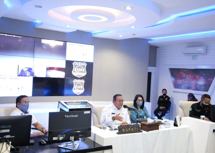 Bupati Muba Dodi Reza Alex didampingi Ketua TP PKK Muba Thia Yufada mengikuti webinar kehidupan Normal Baru, Kamis (04/06). (fornews.co/humas pemkab muba)