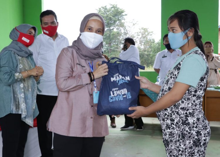 Anggota DPR RI Riezky Aprilia menyerahkan bantuan kepada warga Desa Sinar Tungkal, Kecamatan Tungkal Jaya, Kabupaten Muba, Kamis (04/06). (fornews.co/humas pemkab muba)