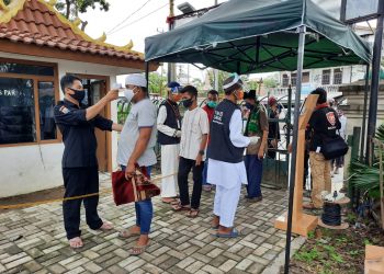 Warga yang akan mengikuti salat Jumat di Masjid SMB Jayo Wikramo diperiksa suhu tubuhnya oleh pengurus masjid dan anggota Gugus Tugas COVID-19 Kota Palembang, Jumat (05/06). (fornews.co/rusli gumay)