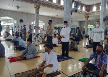 Para jemaah masjid Agung Sholihin Kayuagung menjaga jarak antara satu sama lain ketika pelaksanaan solat Jumat, (05/06). (IST)