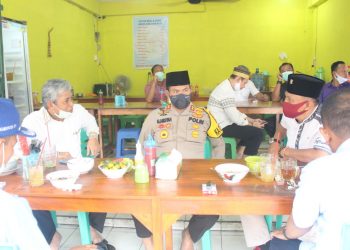 Bupati, Kapolres, Ketua DPRD, Kepala Kejari, Wakil Bupati OKI beserta para petinggi lainnya mampir di salah satu warung saat mengunjungi Pasar Kayuagung, Jumat (05/06). (IST)