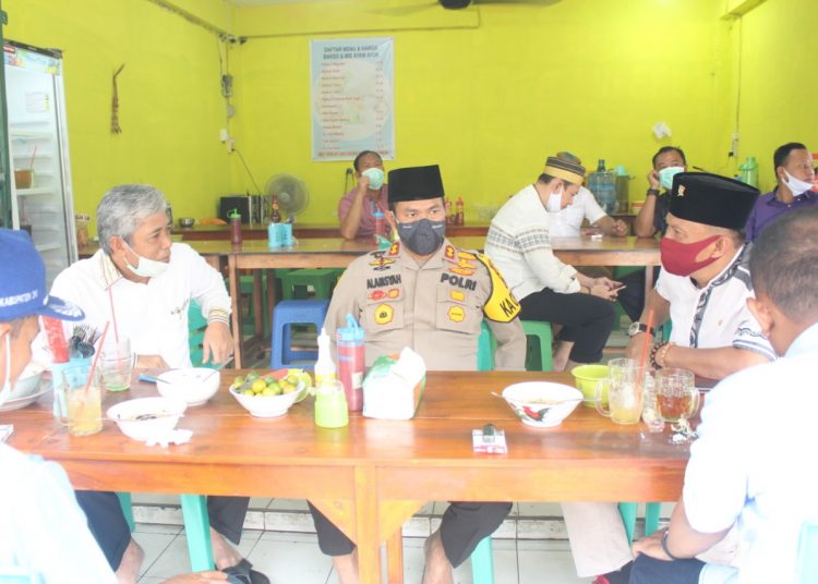 Bupati, Kapolres, Ketua DPRD, Kepala Kejari, Wakil Bupati OKI beserta para petinggi lainnya mampir di salah satu warung saat mengunjungi Pasar Kayuagung, Jumat (05/06). (IST)