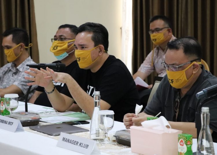 Pembina Muba Corporate Forum Beni Hernedi bersama pengurus MCF dan Manajer Babel Muba United melaksanakan virtual meeting bersama Bupati Muba Dodi Reza Alex dan pengurus MCF lainnya, Sabtu (06/06). (fornews.co/humas pemkab muba)