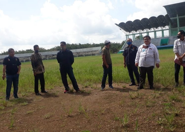 Pengurus KONI Sumsel saat meninjau lapangan di Stadion Kemiling Baturaja yang akan digunakan sebagai venue bola tangan Porprov Sumsel XIII tahun 2021, Sabtu (06/06). (fornews.co/humas koni sumsel)