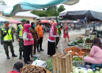 Petugas gabungan dari Gugus Tugas Percepatan Penanganan COVID-19 Kabupaten Muba menggencarkan sosialisasi dan edukasi protokol kesehatan Normal Baru di berbagai tempat publik yang ramai berkumpul masyarakat. (fornews.co/humas pemkab muba)