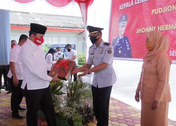 Wakil Bupati Muba Beni Hernedi menyerahkan cendera mata kepada Pudjiono Gunawan yang lepas tugas sebagai Kepala Lapas II B Sekayu pada sertijab dan pisah sambut di Lapas Sekayu, Senin (08/06). (fornews.co/humas pemkab muba)