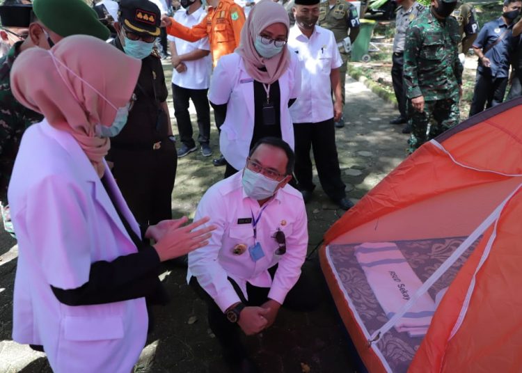 Bupati Muba Dodi Reza Alex mendapat penjelasan dari dokter mengenai konsep perawatan dalam suasana outdoor bagi pasien COVID-19, Selasa (09/06). (fornews.co/humas pemkab muba)