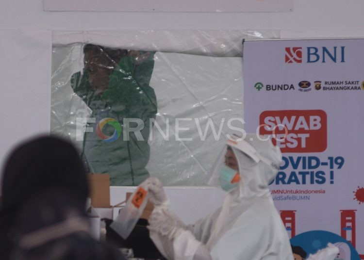 Tenaga medis bersiap melakukan swab test. (matakamera/fornews.co/mushaful imam)