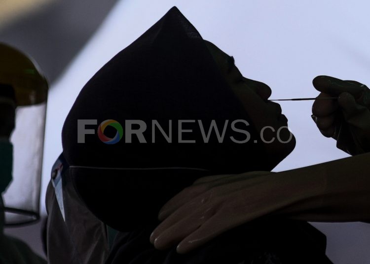 Seorang warga Palembang yang mengikuti swab test. (matakamera/fornews.co/mushaful imam)