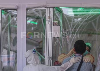 Petugas sedang melakukan swab test beberapa waktu lalu di Palembang. Fasilitas Kesehatan dilarang memasang harga tes swab lebihi batas tertinggi yang telah ditetapkan pemerintah sebesar Rp900 ribu. (matakamera/fornews.co/mushaful imam)