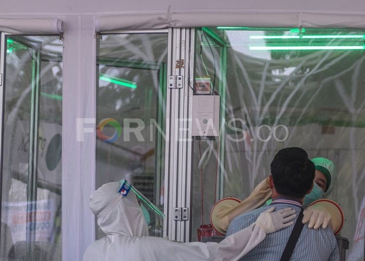 Petugas sedang melakukan swab test beberapa waktu lalu di Palembang. Fasilitas Kesehatan dilarang memasang harga tes swab lebihi batas tertinggi yang telah ditetapkan pemerintah sebesar Rp900 ribu. (matakamera/fornews.co/mushaful imam)