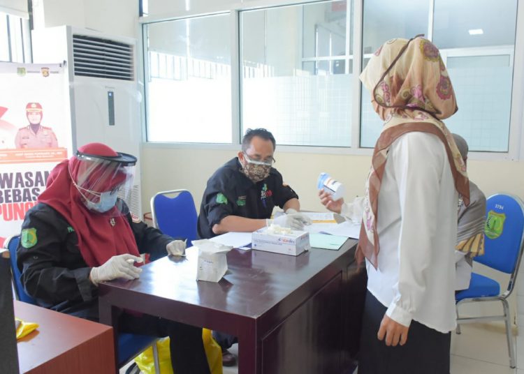Seorang pegawai Inspektorat Kabupaten Muba saat didata sebelum melakukan tes urine, Selasa (09/06). (fornews.co/humas pemkab muba)