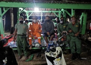 Petugas keamanan dan warga Desa Tegal Mulyo, Kecamatan Keluang, berjaga di salah satu Pos Kamling untuk menjaga keamanan dan mendata pendatang terkait pencegahan COVID-19. (fornews.co/ist)