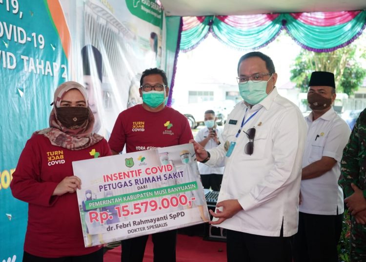 Bupati Muba Dodi Reza Alex menyerahkan secara simbolis insentif COVID-19 tahap II kepada tenaga kesehatan RSUD Sekayu, Selasa (09/06). (fornews.co/humas pemkab muba)