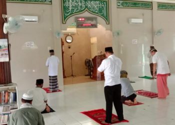 Jemaah di Masjid Baitul Hasanah, Kecamatan Sekayu, menerapkan physical distancing saat kembali beribadah di masjid, Rabu (10/06). (fornews.co/humas pemkab muba)