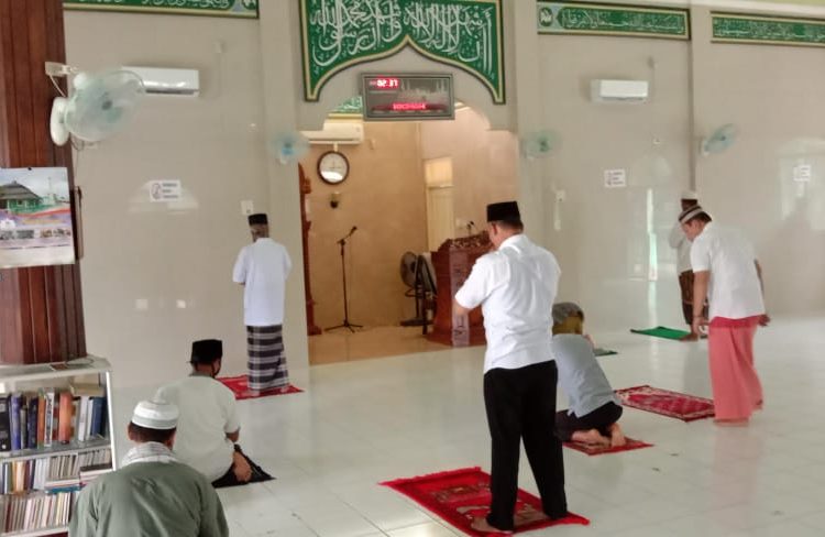 Jemaah di Masjid Baitul Hasanah, Kecamatan Sekayu, menerapkan physical distancing saat kembali beribadah di masjid, Rabu (10/06). (fornews.co/humas pemkab muba)