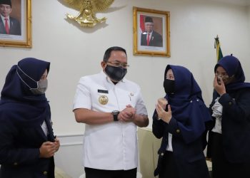 Bupati Muba Dodi Reza Alex berbincang dengan perwakilan mahasiswa usai penyerahan bantuan kepada perguruan tinggi di Kabupaten Muba, Kamis (11/06). (fornews.co/humas pemkab muba)
