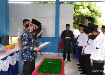 Camat Teluk Gelam, H Saparudin saat melantik para anggota BPD dari tiga desa di Kecamatan Teluk Gelam, Jumat (12/06). (IST)