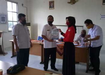 Kepala Badan Kesbangpol Kabupaten Muba Soleh Naim menyerahkan LHP Dana Bantuan Parpol tahun 2019 yang sudah selesai diperiksa BPK RI kepada salah satu pengurus Parpol di Muba, Kamis (11/06). (fornews.co/humas pemkab muba)