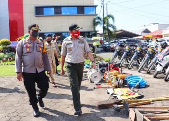 Wakil Bupati Muba Beni Hernedi bersama Kapolres Muba AKBP Yudhi Surya Markus Pinem melihat kesiapan peralatan dan personel pada Apel Gelar Pasukan Penanggulangan Karhutla di Muba Tahun 2020, yang dilaksanakan di halaman Mapolres Muba, Jumat (12/06). (fornews.co/humas pemkab muba)