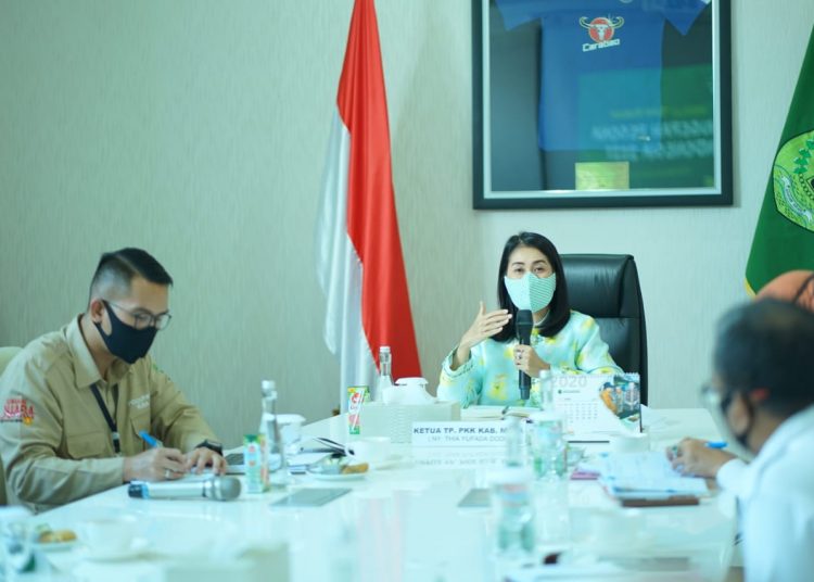 Ketua TP PKK Kabupaten Muba Thia Yufada saat memimpin rapat persiapan API Award 2021. (fornews.co/humas pemkab muba)