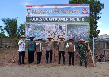 Kapolda Sumsel, Bupati, Kapolres beserta pejabat lainnya foto bersama saat kunjungan ke Desa Sedyo Mulyo, Kecamatan Mesuji Kabupaten OKI, Minggu (14/06). (IST)