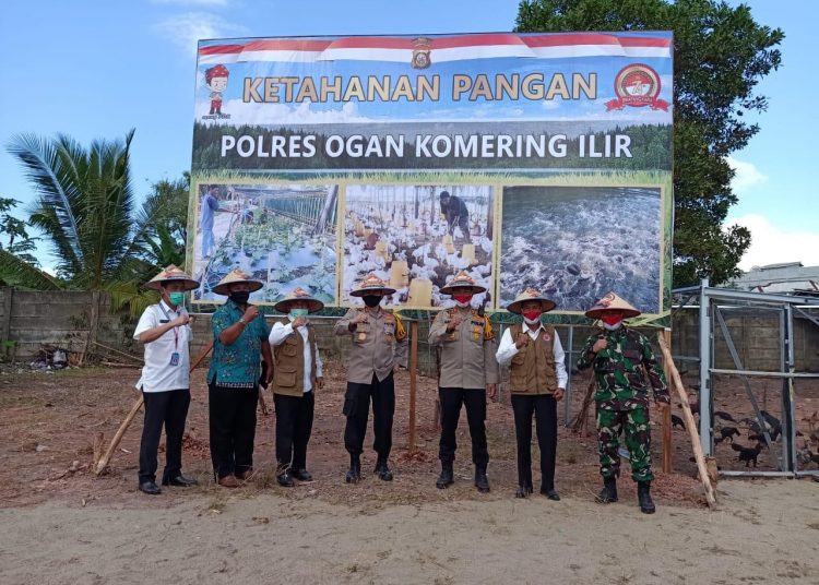 Kapolda Sumsel, Bupati, Kapolres beserta pejabat lainnya foto bersama saat kunjungan ke Desa Sedyo Mulyo, Kecamatan Mesuji Kabupaten OKI, Minggu (14/06). (IST)